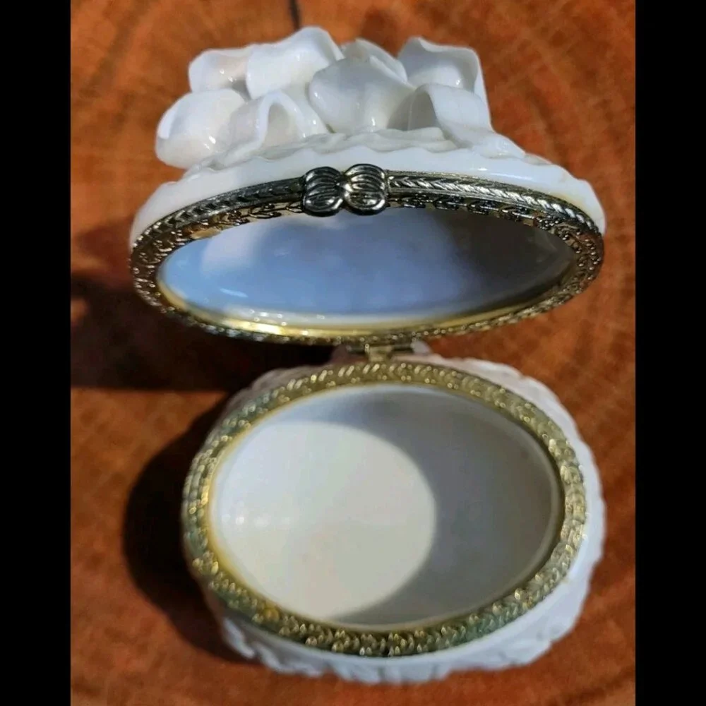 🌹 Antique White Bisque Porcelain Trinket Jewelry Box W. Gold Trimming & Roses